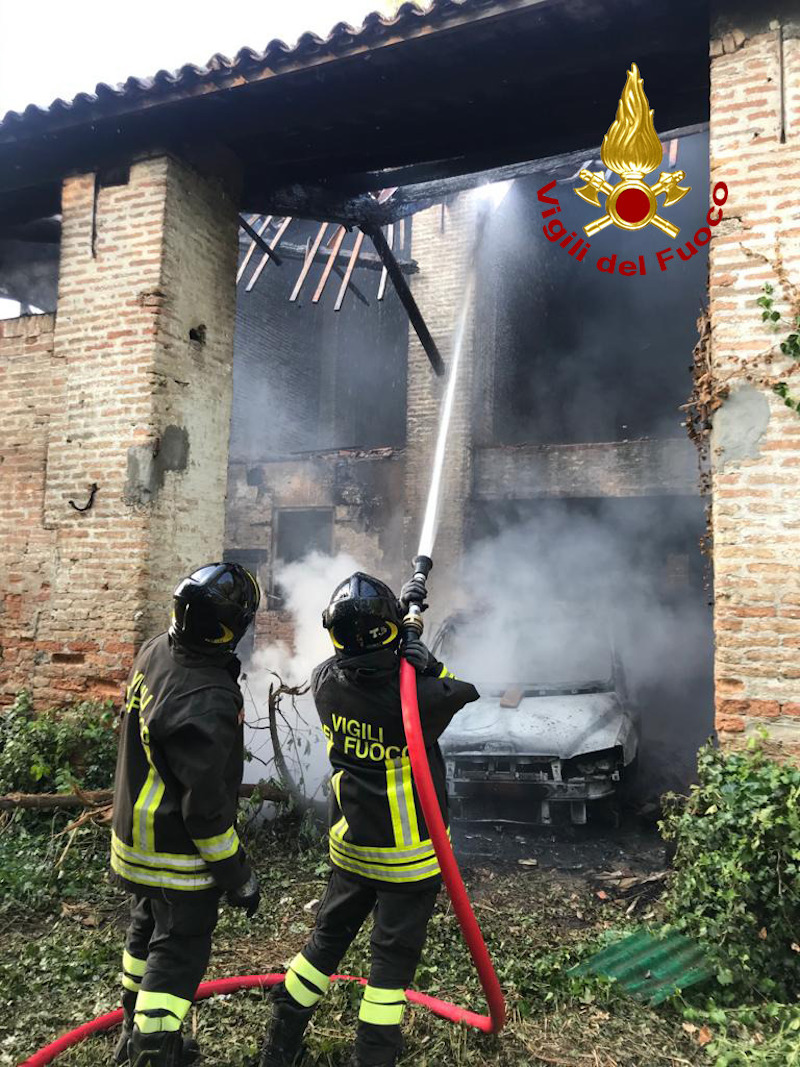 Vigili del Fuoco – Badia Polesine (RO), Incendio di una casa colonica disabitata in Via Palazzina innescato da un auto rubata e data alle fiamme