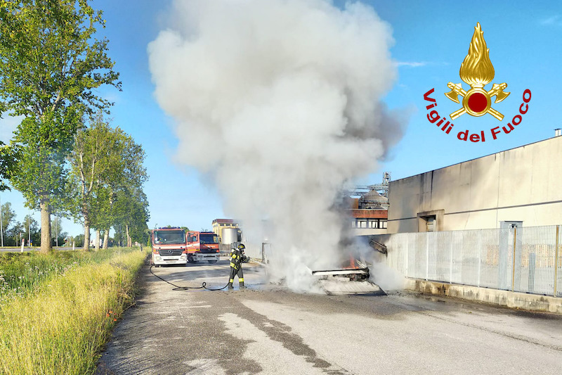 Vigili del Fuoco – San Stino di Livenza (VE), Furgone carico di capi di vestiario va a fuoco sulla Triestina, Illeso il conducente