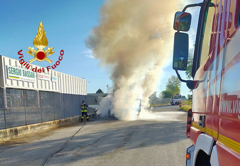 Vigili del Fuoco – San Stino di Livenza (VE), Furgone carico di capi di vestiario va a fuoco sulla Triestina, Illeso il conducente