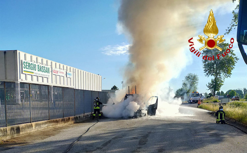 Vigili del Fuoco – San Stino di Livenza (VE), Furgone carico di capi di vestiario va a fuoco sulla Triestina, Illeso il conducente