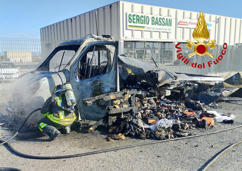 Vigili del Fuoco – San Stino di Livenza (VE), Furgone carico di capi di vestiario va a fuoco sulla Triestina, Illeso il conducente