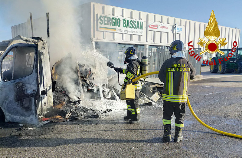 Vigili del Fuoco – San Stino di Livenza (VE), Furgone carico di capi di vestiario va a fuoco sulla Triestina, Illeso il conducente