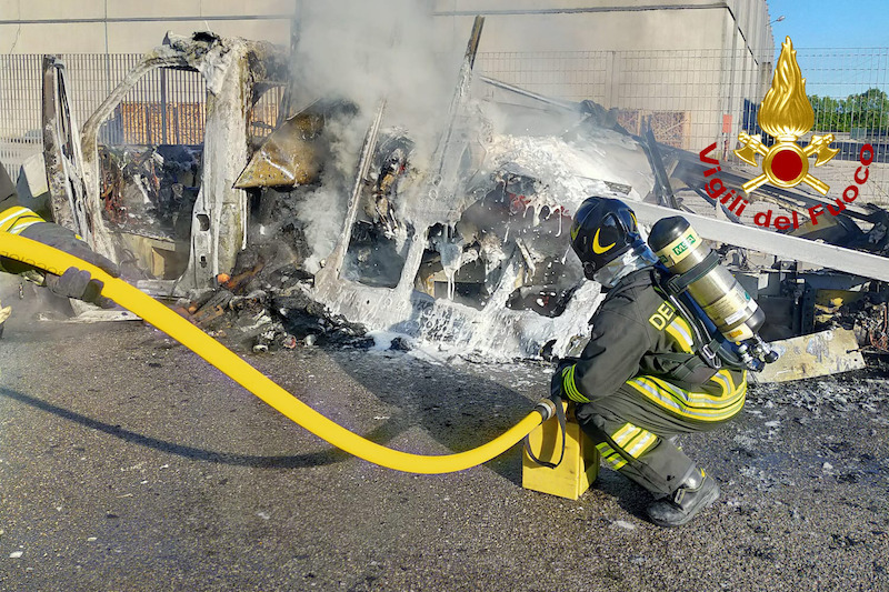 Vigili del Fuoco – San Stino di Livenza (VE), Furgone carico di capi di vestiario va a fuoco sulla Triestina, Illeso il conducente