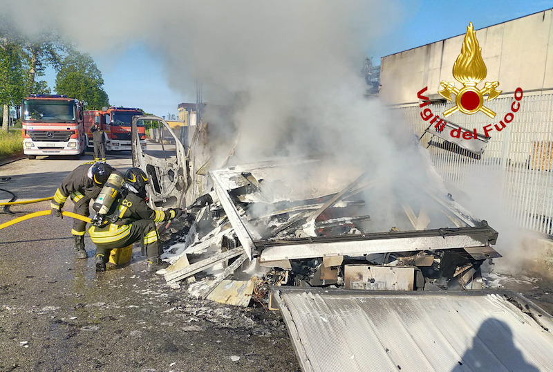 Vigili del Fuoco – San Stino di Livenza (VE), Furgone carico di capi di vestiario va a fuoco sulla Triestina, Illeso il conducente