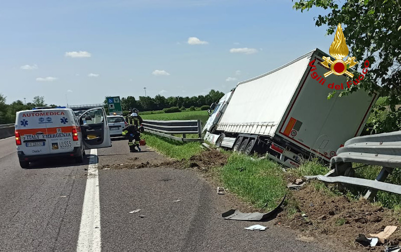 Vigili del Fuoco – Rovigo, TIR tampona furgone della segnaletica stradale in Autostrada A13: Ferito il conducente del furgone