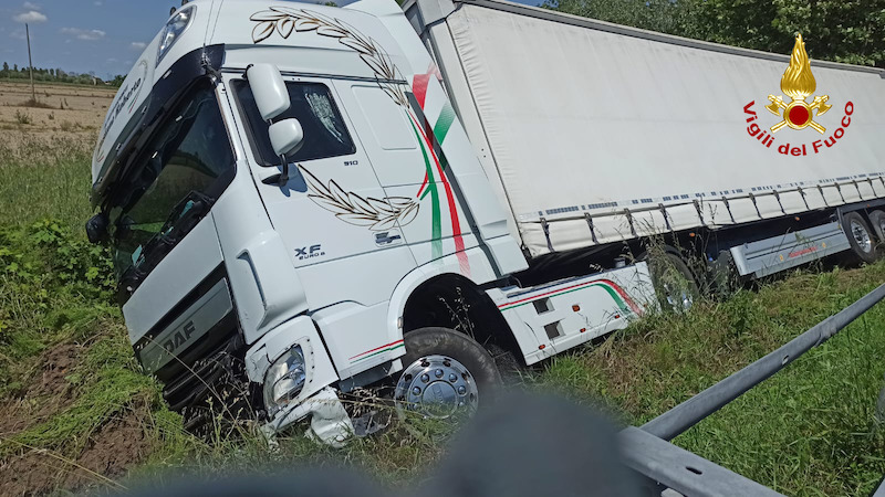 Vigili del Fuoco – Rovigo, TIR tampona furgone della segnaletica stradale in Autostrada A13: Ferito il conducente del furgone