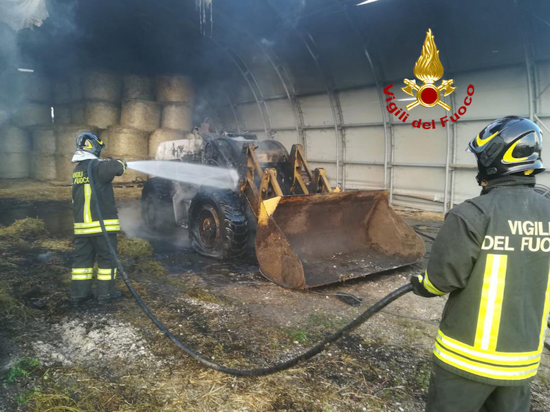 Vigili del Fuoco – Carmignano di Brenta (PD), Incendio di rotoballe all’interno di una tensostruttura: Interessata dalle fiamme una pala meccanica