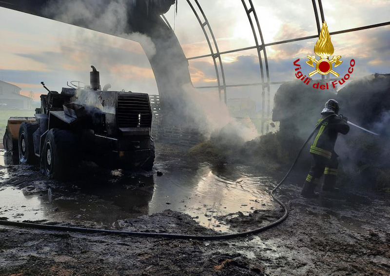 Vigili del Fuoco – Carmignano di Brenta (PD), Incendio di rotoballe all’interno di una tensostruttura: Interessata dalle fiamme una pala meccanica