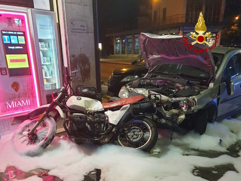 Vigili del Fuoco – Padova, Incidente tra due auto ed una moto in Via Turazza: Deceduto sul colpo il centauro, un fotografo 64enne