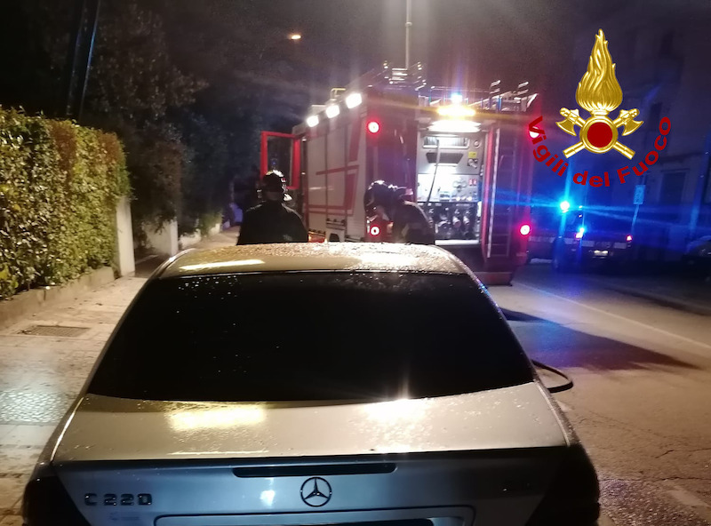 Vigili del Fuoco – Torri di Quartesolo (VI), Incendio di una Mercedes in Via Po: Non si esclude l’origine dolosa