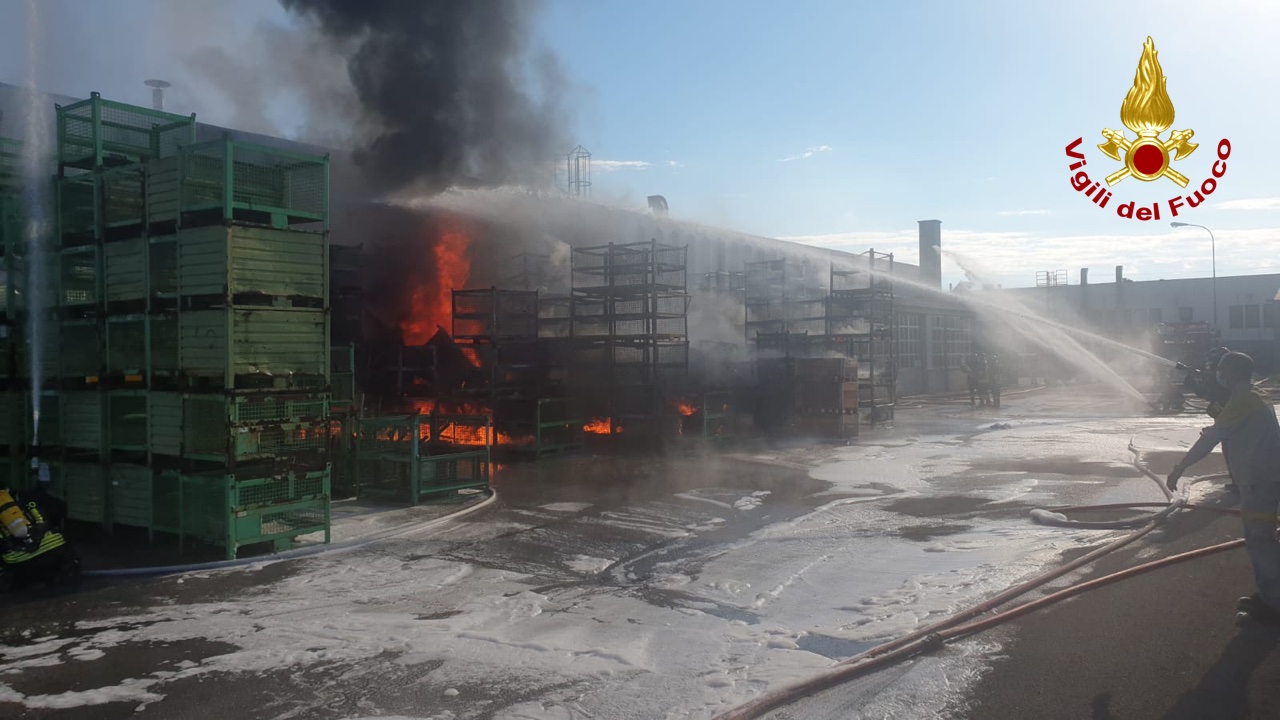 Vigili del Fuoco – Castelfranco Veneto (TV), Incendio cassone contenete batterie e materiali di scarto alla “Stiga” (ex Castelgarden)