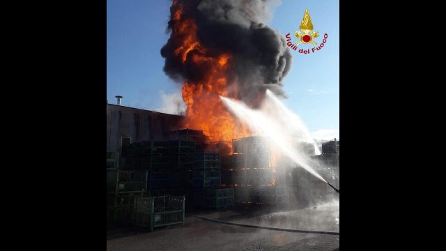 Vigili del Fuoco – Castelfranco Veneto (TV), Incendio cassone contenete batterie e materiali di scarto alla “Stiga” (ex Castelgarden)