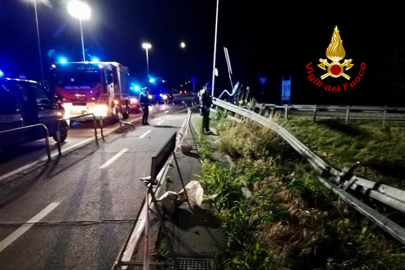 Vigili del Fuoco – Padova, Incidente stradale in Via Chiesanuova: Auto esce di strada autonomamente, ferito il conducente