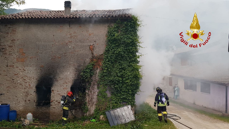 Vigili del Fuoco – Quero Vas (BL), incendio di una vecchia abitazione disabitata utilizzata come ricovero mezzi agricoli