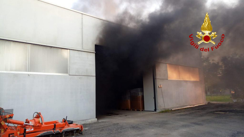 Vigili del Fuoco – Villafranca Padovana (PD), Incendio di un mezzo agricolo all’interno di un capannone: Pesantemente danneggiato il tetto