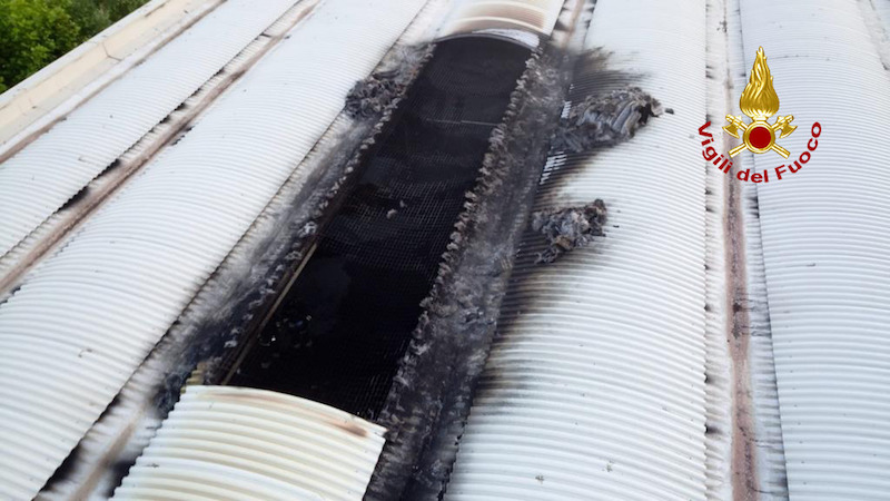 Vigili del Fuoco – Villafranca Padovana (PD), Incendio di un mezzo agricolo all’interno di un capannone: Pesantemente danneggiato il tetto