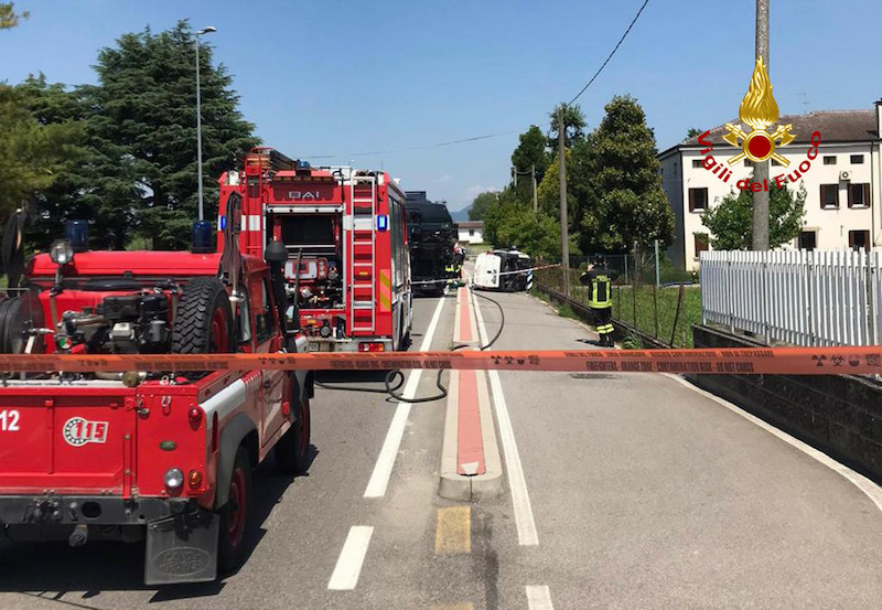 Vigili del Fuoco – Borgo Veneto Loc. Saletto (PD), Frontale tra un furgone ed un camion: Deceduto sul colpo il conducente del furgone