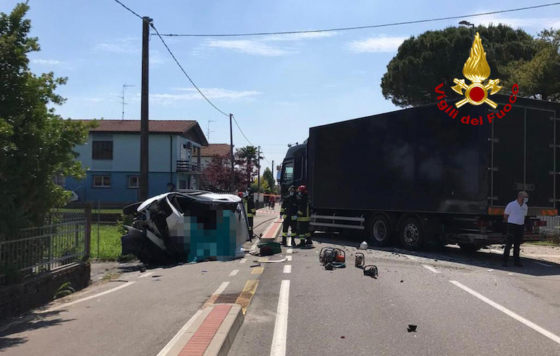 Vigili del Fuoco – Borgo Veneto Loc. Saletto (PD), Frontale tra un furgone ed un camion: Deceduto sul colpo il conducente del furgone
