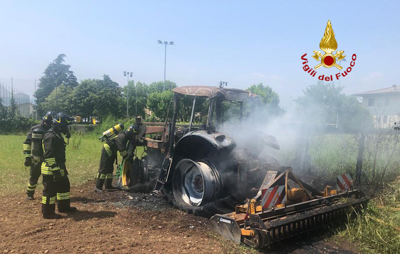 Vigili del Fuoco – Thiene (VI), Incendio di un trattore: L’agricoltore alla guida riesce a scendere giusto in tempo