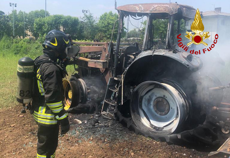Vigili del Fuoco – Thiene (VI), Incendio di un trattore: L’agricoltore alla guida riesce a scendere giusto in tempo