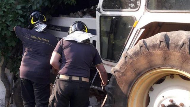 Vigili del Fuoco – Montebelluna Loc. Contea (TV), Perde il controllo del trattore ed abbatte il muro di un’abitazione