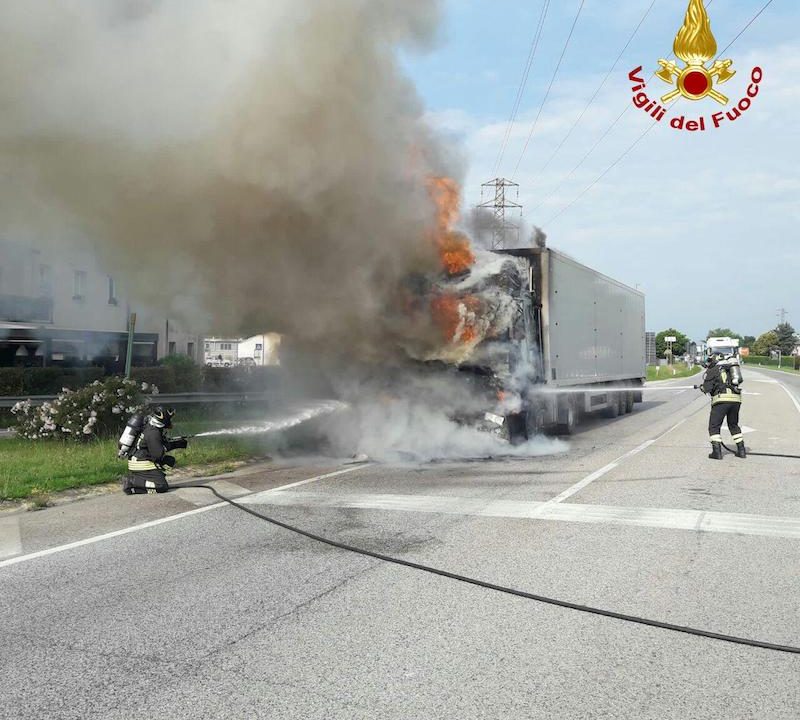 Vigili del Fuoco – Castelfranco Veneto (TV), Camion frigo si incendia sulla SR 53, Via Circonvallazione Est: Illeso il conducente