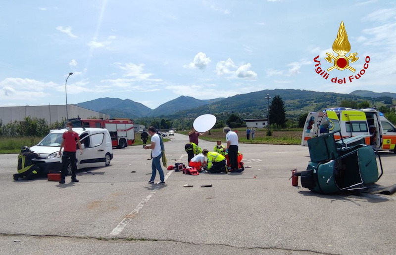 Vigili del Fuoco – Mel (BL) – Grave incidente tra un furgoncino ed un Ape car: Ferito e trasferito in Eliambulanza all’ospedale in conducente dell’Ape