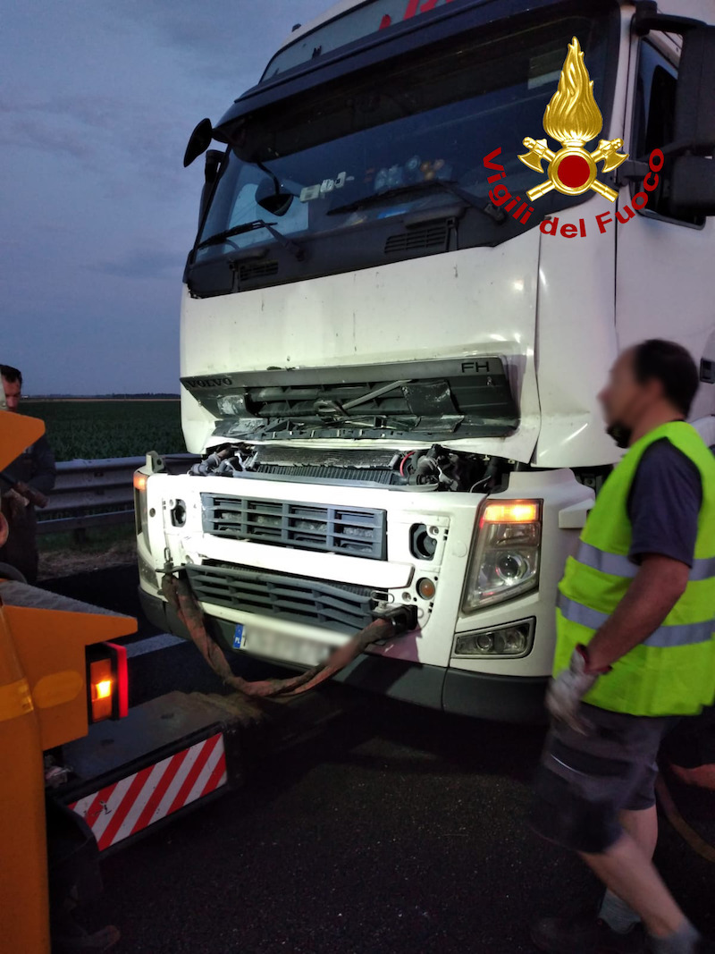 Vigili del Fuoco – Occhiobello (RO), Tragico tamponamento in A13 fra tre camion: Deceduto il conducente di uno dei mezzi pesanti