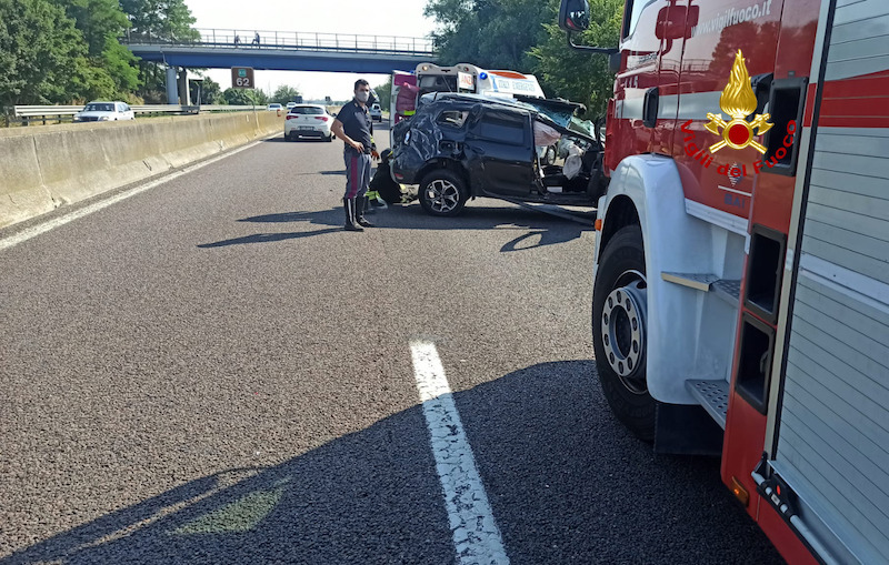 Vigili del Fuoco – Rovigo, Incidente in A13 direzione sud: Ferito il conducente del SUV finito contro il new jersey