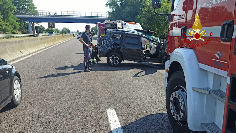 Vigili del Fuoco – Rovigo, Incidente in A13 direzione sud: Ferito il conducente del SUV finito contro il new jersey