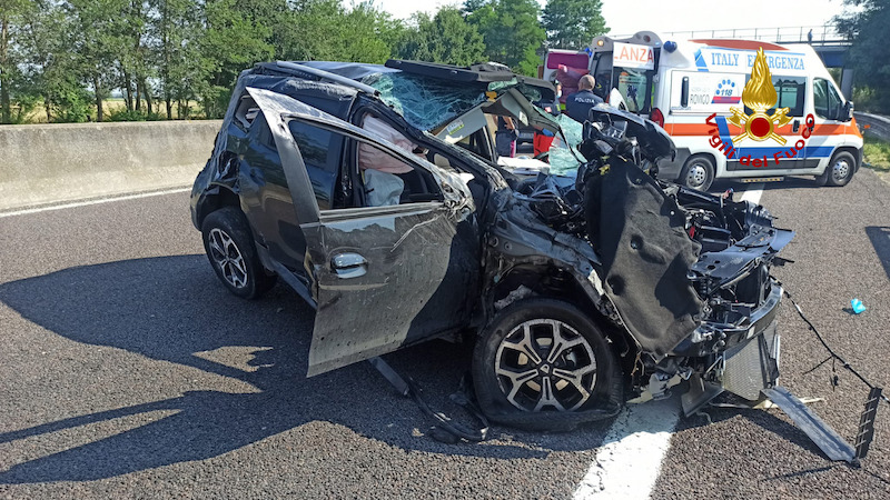Vigili del Fuoco – Rovigo, Incidente in A13 direzione sud: Ferito il conducente del SUV finito contro il new jersey