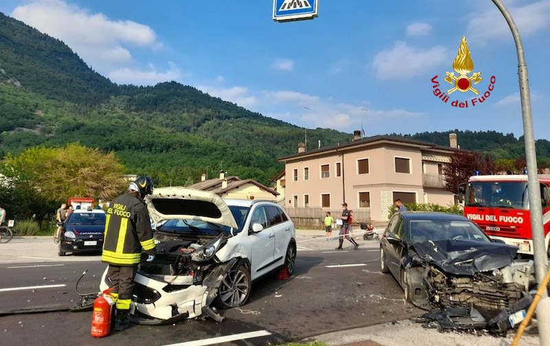 Vigili del Fuoco – Sedico Loc. Peron (BL), scontro frontale tra due auto: 4 feriti fortunatamente non gravi