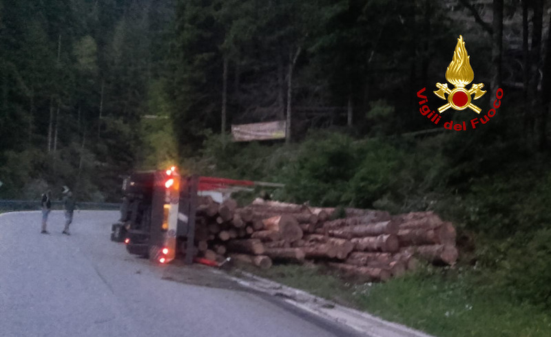 Vigili del Fuoco – Asiago Loc. Larici (VI), Autoarticolato carico di legname si rovescia sulla SP 349: Ferito il conducente