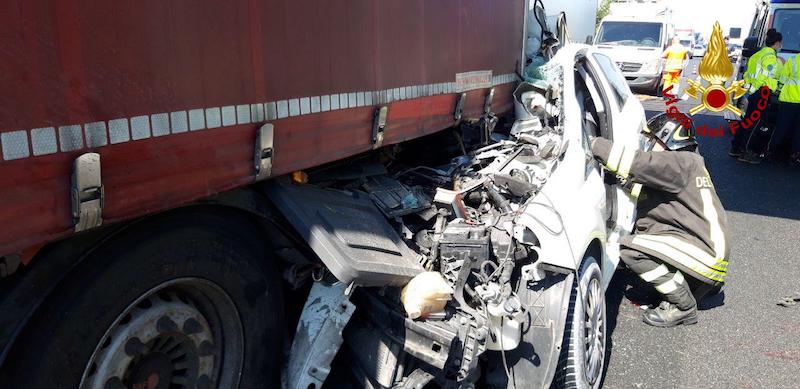 Vigili del Fuoco – San Stino di Livenza (VE), Auto tampona un camion in A4: Deceduto il conducente 45enne alla guida