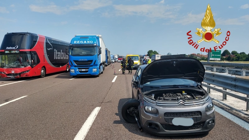 Vigili del Fuoco – Grisignano di Zocco (VI), Incidente in A4 fra due auto un camion ed un Itabus: Ferita una donna