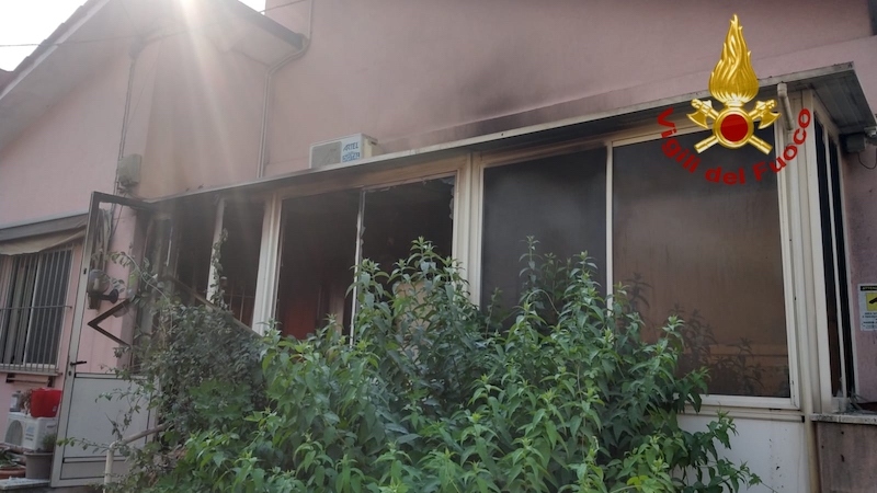 Vigili del Fuoco – Vicenza, Incendio della veranda di un’abitazione: Ustionato il proprietario e salvato il suo cane