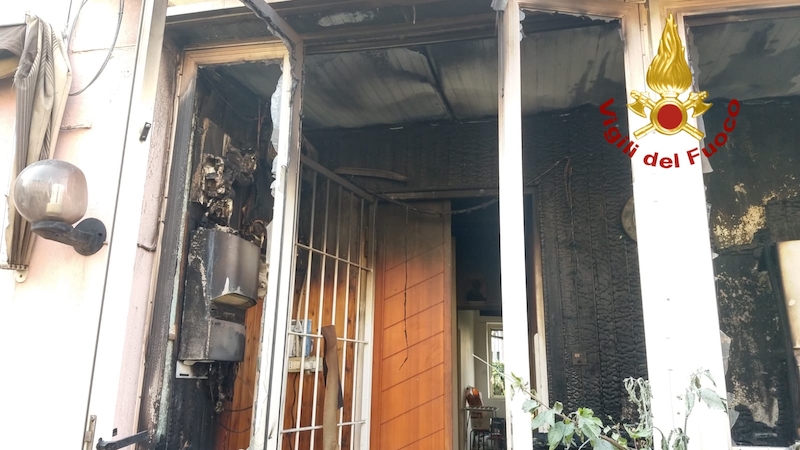 Vigili del Fuoco – Vicenza, Incendio della veranda di un’abitazione: Ustionato il proprietario e salvato il suo cane
