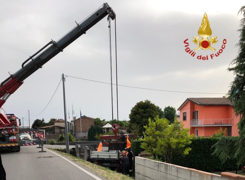 Vigili di Fuoco – Ceregnano (RO), Furgone esce di strada abbattendo un contatore del gas metano e un palo dell’Enel
