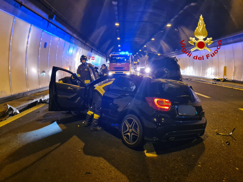 Vigili del Fuoco – Autostrada A4 (VI), Grave incidente fra un Camion ed una Mercedes Classe A nella Galleria dei Colli Berici: Gravemente ferito il conducente dell’auto