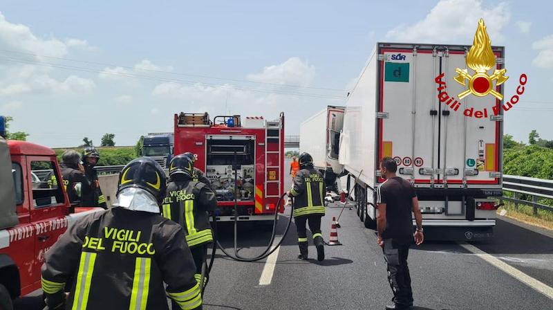 Vigili del Fuoco – Autostrada A4 Cessalto (TV), Incidente fra 3 autoarticolati: Ferito il conducente di un mezzo pesante