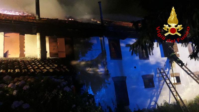 Vigili del Fuoco – Mansuè (TV), Incendio del tetto di una abitazione: 3 persone condotte in ospedale per intossicazione da fumo