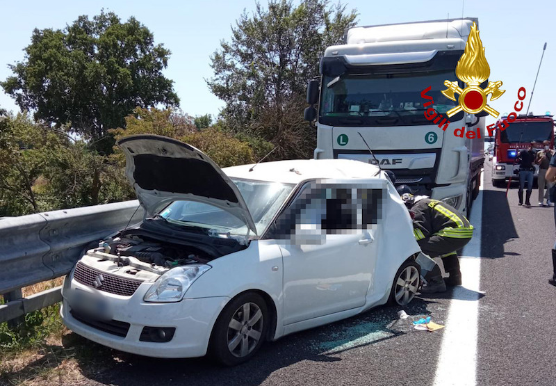 Vigili del Fuoco – Occhiobello (RO), Incidente mortale in A13 tra un camion ed un utilitaria: Deceduta sul colpo la 69enne alla guida dell’auto