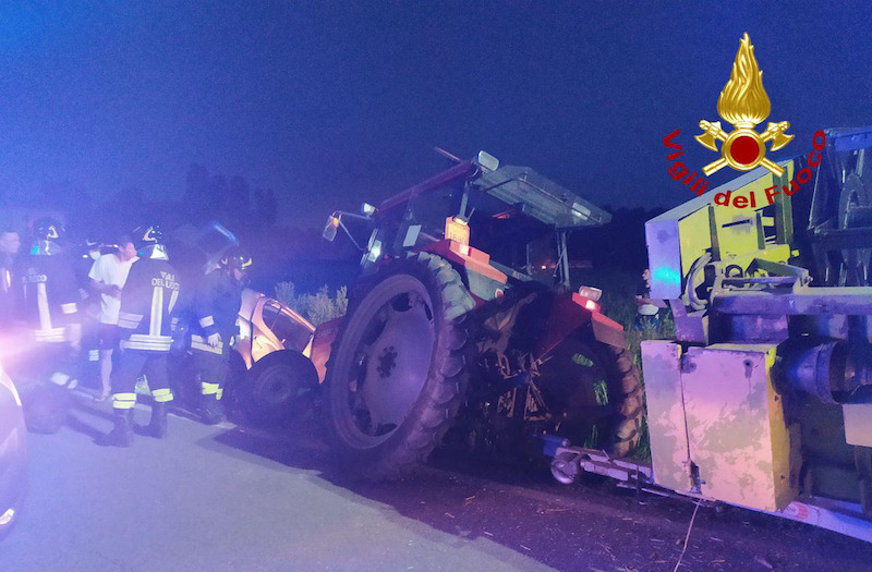 Vigili del Fuoco – Trebaseleghe (PD), Incidente tra un trattore ed un auto in Via Ramo Sant’Ambrogio: Ferito il conducente dell’auto