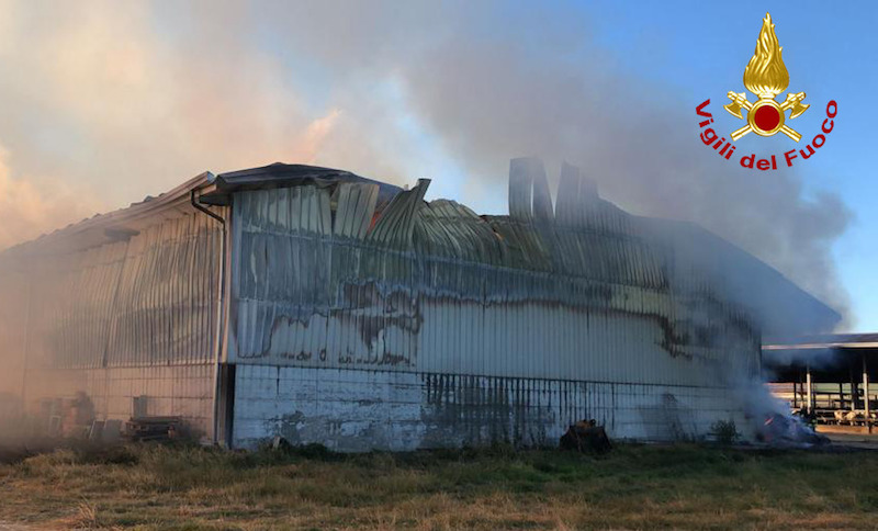 Vigili del Fuoco – Corbola (RO), Incendio di un capannone contenente oltre 2000 quintali di foraggio