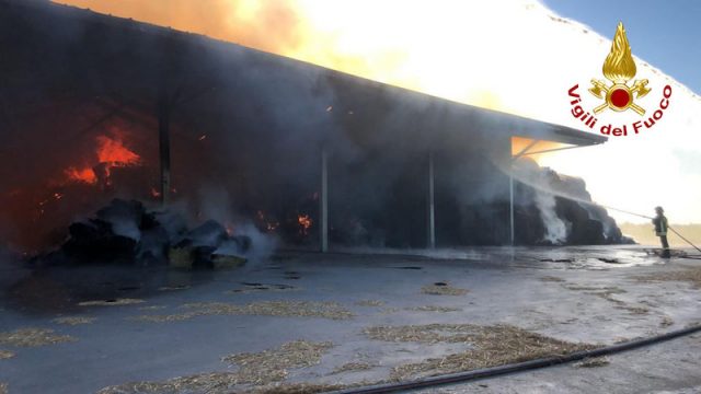 Vigili del Fuoco – Corbola (RO), Incendio di un capannone contenente oltre 2000 quintali di foraggio