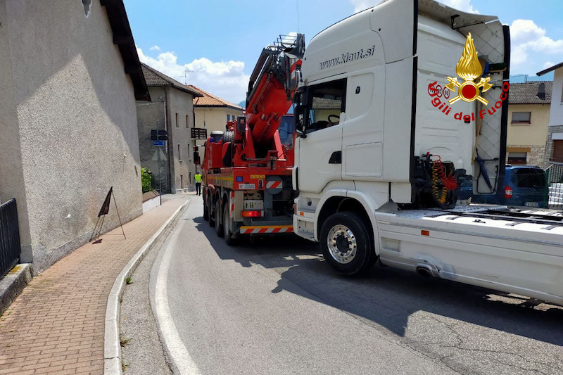Vigili del Fuoco – Pedavena (BL), Scoppia un pneumatico ad un autoarticolato: Il camion si ferma bloccando la strada
