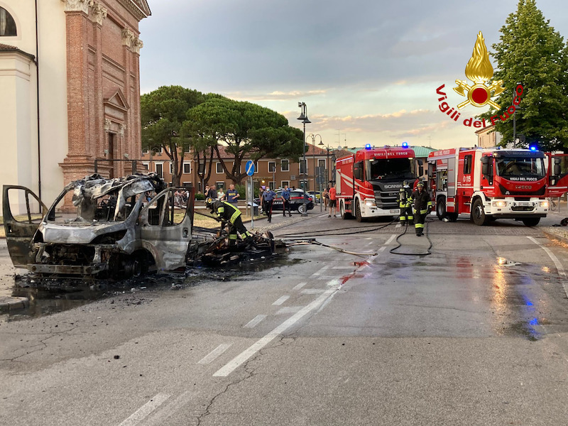 Vigili del Fuoco – Quarto d’Altino (VE), Furgone va a fuoco in Piazza San Michele: Mezzo distrutto ma conducente illeso