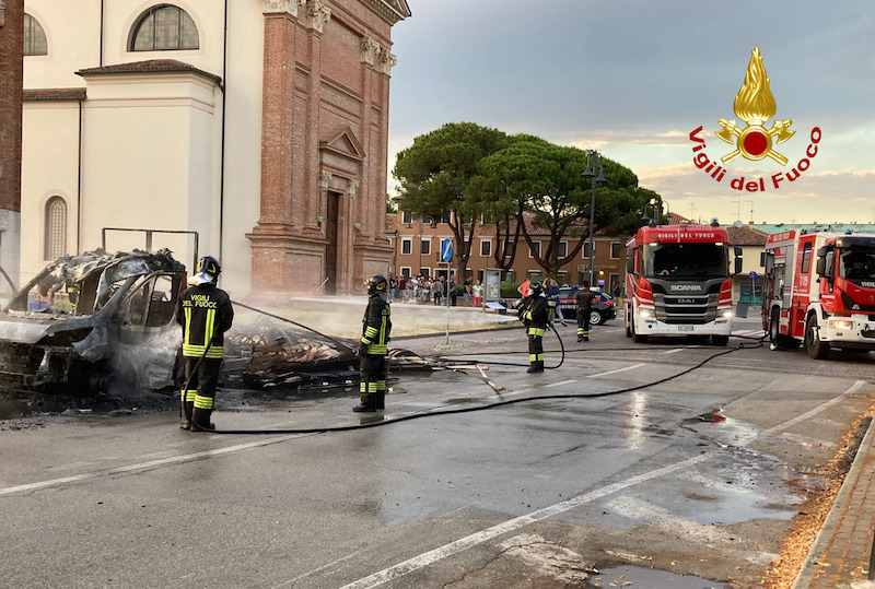 Vigili del Fuoco – Quarto d’Altino (VE), Furgone va a fuoco in Piazza San Michele: Mezzo distrutto ma conducente illeso