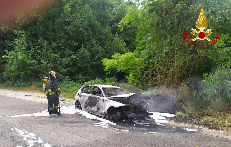 Vigili del Fuoco – Velo d’Astico (VI), Bmw Serie 1 va a fuoco lungo la SP 30: Il conducente riesce ad accostare ed a scendere giusto in tempo