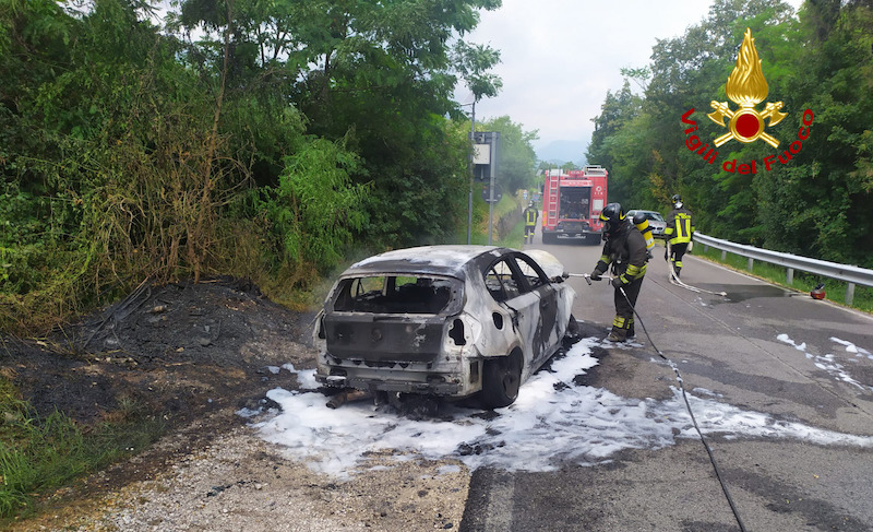 Vigili del Fuoco – Velo d’Astico (VI), Bmw Serie 1 va a fuoco lungo la SP 30: Il conducente riesce ad accostare ed a scendere giusto in tempo